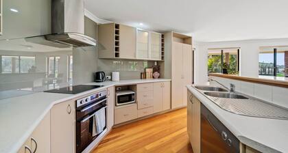 Bullsbrook Farm Stay - Llamas, Farm Animals & Pool