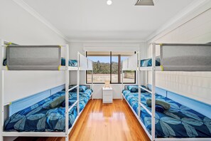 3 عدّة غرف نوم ومكواة/لوح كي وواي فاي وملاءات أسرّة