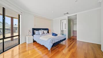 3 bedrooms, iron/ironing board, WiFi, bed sheets