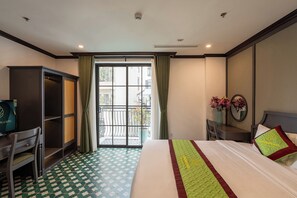 مكتب وستائر تعتيم ومكواة/لوح كي وواي فاي مجانًا