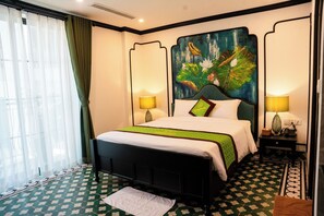 Habitación básica, balcón, vista a la ciudad | Escritorio, cortinas blackout y tabla de planchar con plancha 