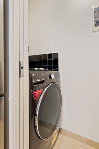 2-bed, 500m From The Beach With Pool, Gym & Sauna