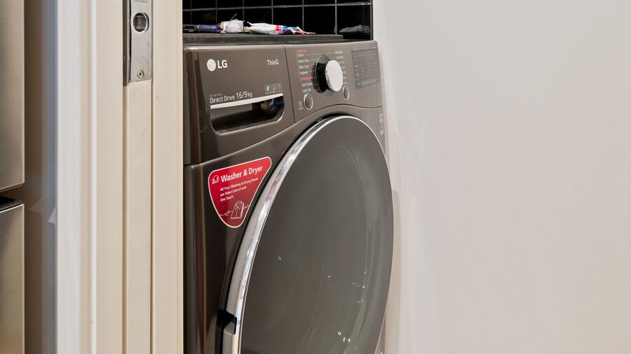 2-bed, 500m From The Beach With Pool, Gym & Sauna