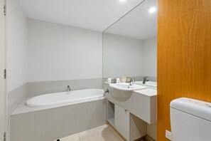 Apartment | Bathroom - 2-bed, 500m From The Beach With Pool, Gym & Sauna (Melbourne)