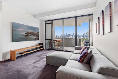 2-bed, 500m From The Beach With Pool, Gym & Sauna