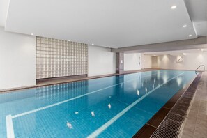 Apartment | Pool - 2-bed, 500m From The Beach With Pool, Gym & Sauna (Melbourne)
