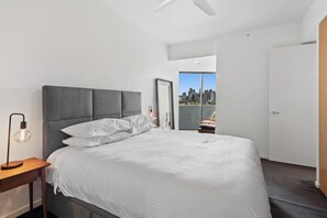 Apartment - 2-bed, 500m From The Beach With Pool, Gym & Sauna (Melbourne)