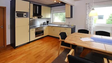 Frigorífic, microones, forn i placa de cuina