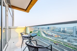 Outdoor dining - Peaceful 1BR with Urban Outlook, Near a Park, 15-Minute Drive to Miracle Garden (Dubai)
