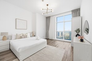 1 bedroom, in-room safe, iron/ironing board, free WiFi - Peaceful 1BR with Urban Outlook, Near a Park, 15-Minute Drive to Miracle Garden (Dubai)