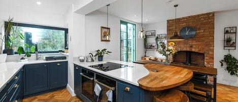 Een koelkast, een oven, een kookplaat, een vaatwasser