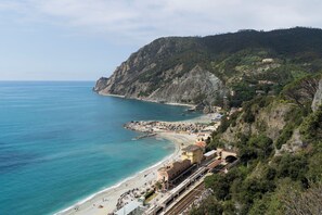 A coastal town with a beach, a train station, and a mountainous backdrop. - Casa Dolly, Monterosso 5 Terre (Monterosso Al Mare)