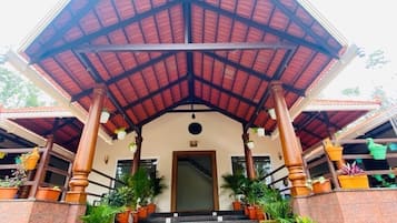 Vista frontal de la propiedad