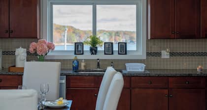 12B-Cozy 3BR Apartment with Koi Pond in Worcester