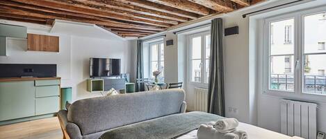 デスク、アイロン / アイロン台、ベッドシーツ