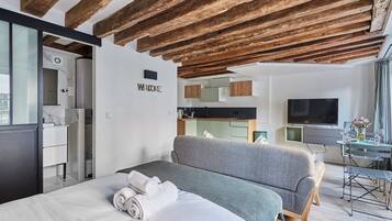 Iron/ironing board, bed sheets