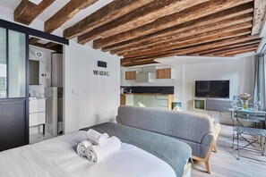 Desk, iron/ironing board, bed sheets - Charming Studio Center of Paris-Montorgueil (Paris)