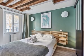 Schreibtisch, Bügeleisen/Bügelbrett, Bettwäsche