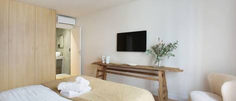 2 室のベッドルーム、デスク、アイロン / アイロン台、ベッドシーツ