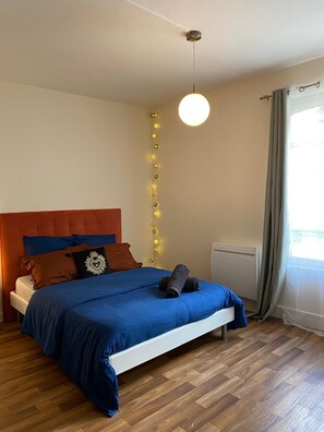 1 habitación, tabla de planchar con plancha, wifi y ropa de cama 