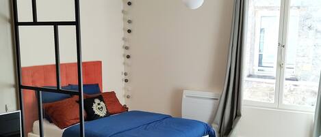 1 habitación, tabla de planchar con plancha, wifi y ropa de cama