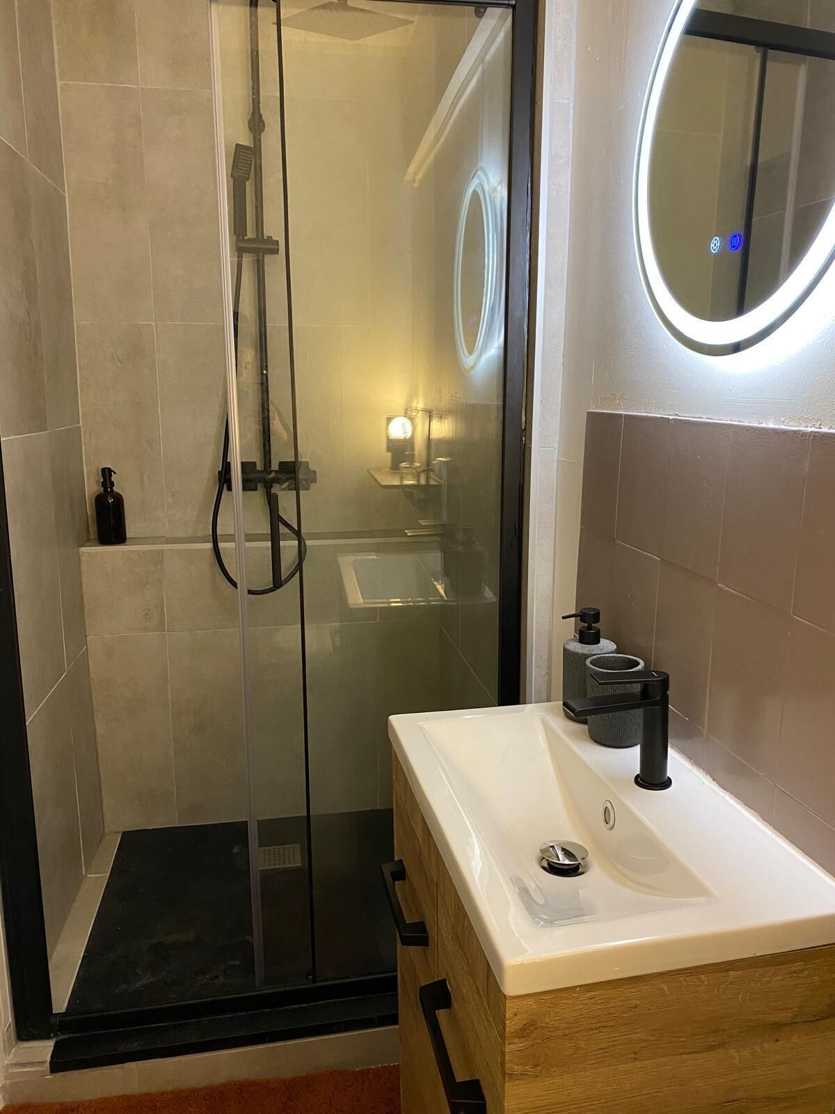 Hårføner, håndklær, såpe og toalettpapir