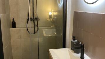 Hårføner, håndklær, såpe og toalettpapir