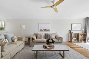 TV, offices - Spacious 3-Bed Duplex in Leafy Seaforth (Seaforth)
