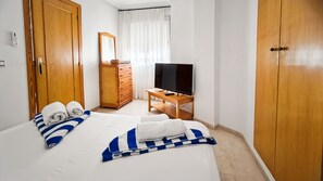 2 bedrooms, iron/ironing board, Internet, bed sheets - Torrevieja City Apartment (Torrevieja)