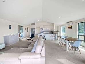 TV, offices - Villa Franco – Pet Friendly – Walk to the Beach (Surf Beach)