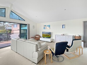 Televisión y oficina 