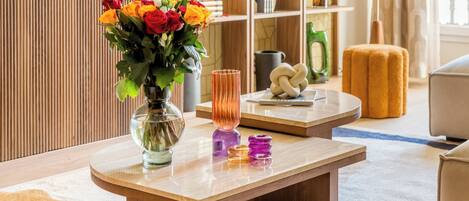 Apartment, Blick auf den Innenhof | Wohnbereich