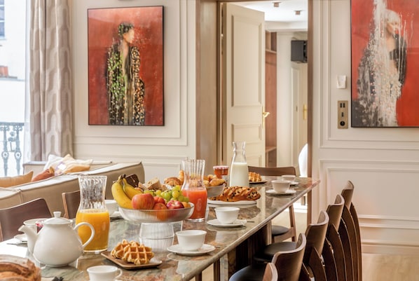 Desayuno con opciones de la cocina local todos los días (con cargo)