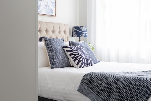 Apartment | 2 bedrooms, laptop workspace, iron/ironing board, bed sheets - Sunny Apartment in Quiet and Green Neighbourhood (Sydney)