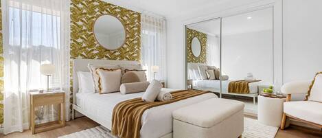 4 habitaciones, escritorio y tabla de planchar con plancha