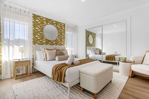 4 sovrum, skrivbord, strykjärn/strykbräda och resesäng