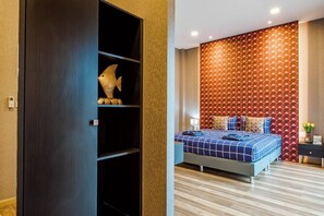 مكواة/لوح كي وخدمة الإنترنت وملاءات أسرّة