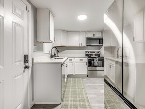 Refrigerador, microondas, horno y parrilla de estufa 