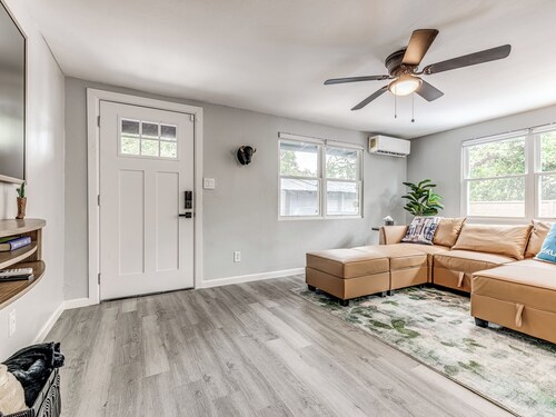 Walk to Plaza : Wi-Fi : Patio & Firepit : Parking