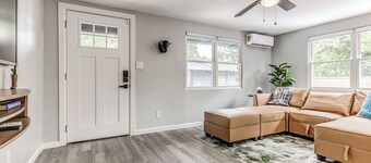 Walk to Plaza : Wi-Fi : Patio & Firepit : Parking