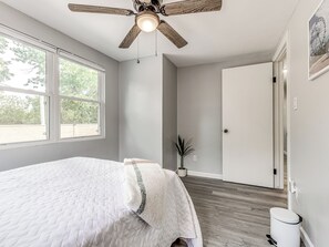 2 habitaciones, escritorio, tabla de planchar con plancha y wifi gratis 