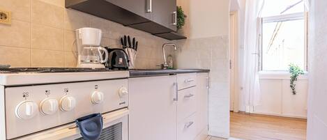 Appartement de base | Cuisine privée | Réfrigérateur, four à micro-ondes, un four, surface de cuisson