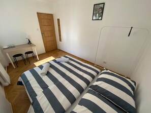 Classic Room, 1 Double Bed | Desk, laptop workspace, iron/ironing board, free WiFi - Fantastic Inn Warsaw - Hoża (Warsaw)