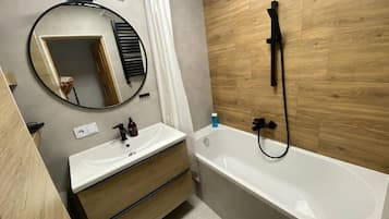 Een haardroger, handdoeken, zeep, toiletpapier