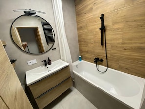 Een haardroger, handdoeken, zeep, toiletpapier