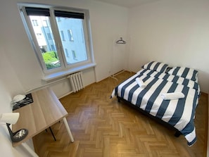 Klassieke kamer, 1 tweepersoonsbed | Een bureau, een laptopwerkplek, een strijkplank/strijkijzer, gratis wifi