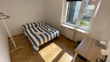 Klassieke kamer, 1 tweepersoonsbed | Een bureau, een laptopwerkplek, een strijkplank/strijkijzer, gratis wifi