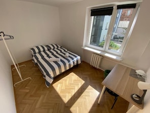 Klassieke kamer, 1 tweepersoonsbed | Een bureau, een laptopwerkplek, een strijkplank/strijkijzer, gratis wifi