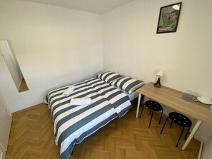Classic Room, 1 Double Bed | Desk, laptop workspace, iron/ironing board, free WiFi - Fantastic Inn Warsaw - Hoża (Warsaw)
