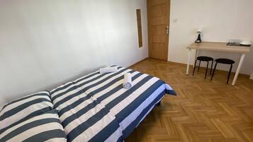 Classic-Zimmer, 1 Doppelbett | Schreibtisch, laptopgeeigneter Arbeitsplatz, Bügeleisen/Bügelbrett